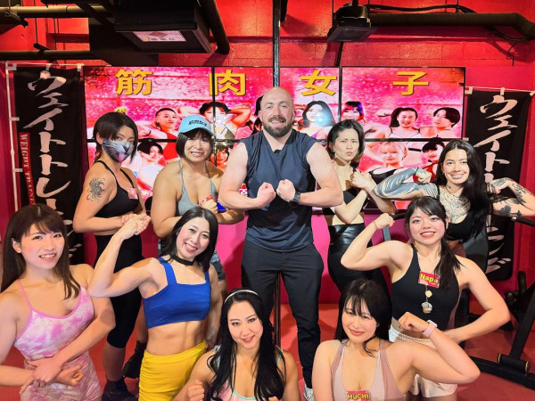 港姐冠軍介紹東京爆紅筋肉女子酒吧 被爆肌美女「胸襲」：真係好過癮！ 