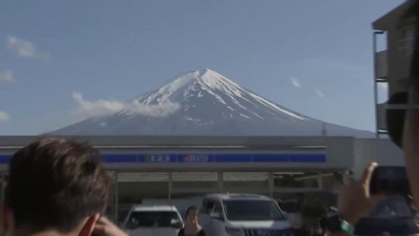 富士山LAWSON黑幕無阻拍照！遊客竟「咁做」破防照常打卡