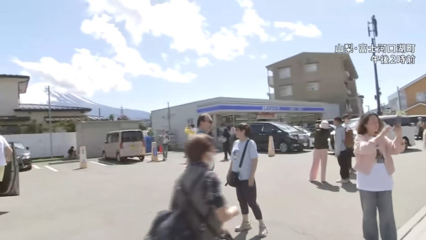 河口湖LAWSON前布幕突然拆除！原因公開獲日本人及遊客支持 