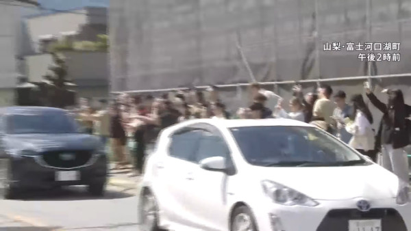 河口湖LAWSON前布幕突然拆除！原因公開獲日本人及遊客支持 