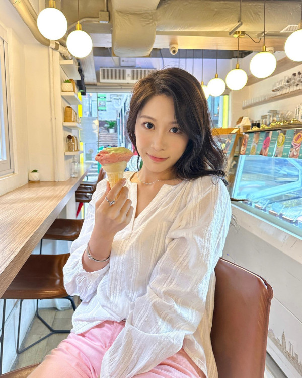 愛回家林凱恩希臘旅遊低胸大露背!疑真空上陣獲讚「小酥胸」!