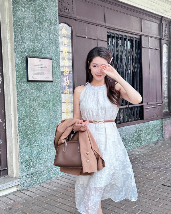 愛回家林凱恩希臘旅遊低胸大露背!疑真空上陣獲讚「小酥胸」!