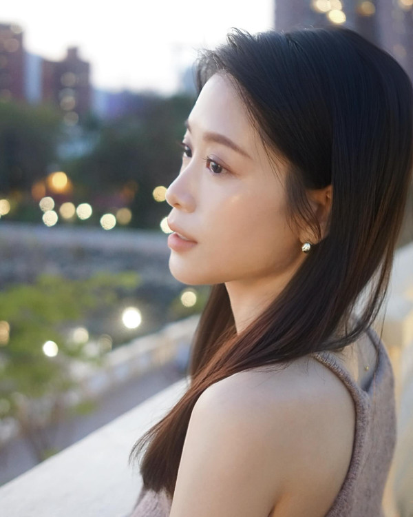 愛回家林凱恩希臘旅遊低胸大露背!疑真空上陣獲讚「小酥胸」!