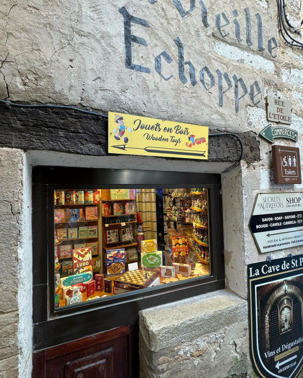 梁朝偉東京出行獲4人做1件事！ 網友驚訝排場大：像首相出行 