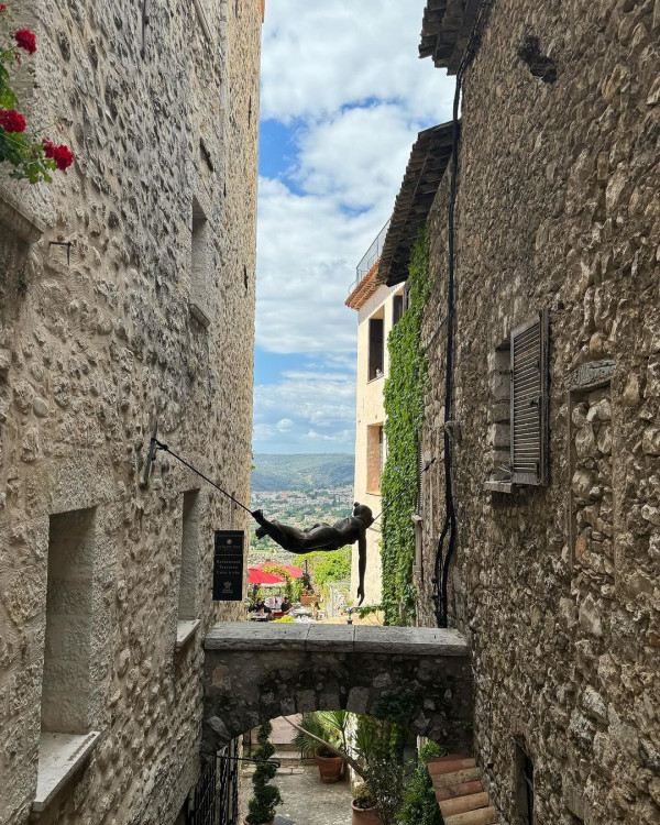 梁朝偉東京出行獲4人做1件事！ 網友驚訝排場大：像首相出行 