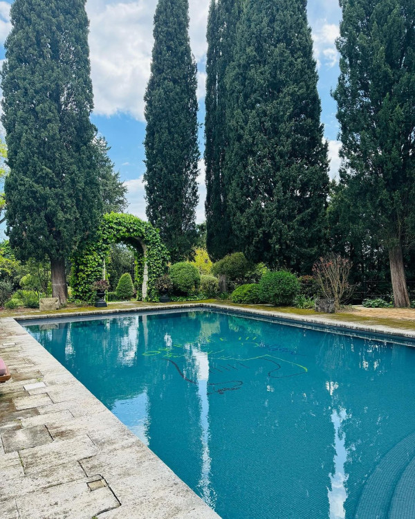 梁朝偉東京出行獲4人做1件事！ 網友驚訝排場大：像首相出行 