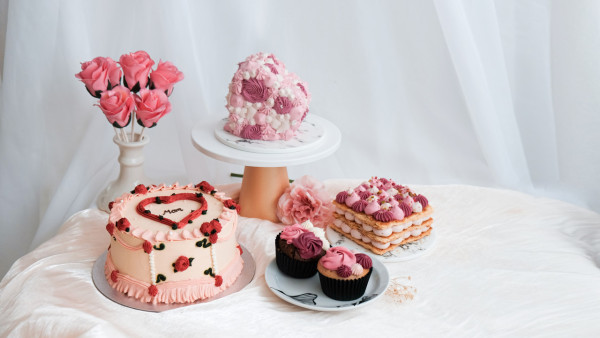純素烘焙店The Cakery推出母親節蛋糕系列   粉色復古奶油蛋糕／士多啤梨千層酥／玫瑰棒棒糖