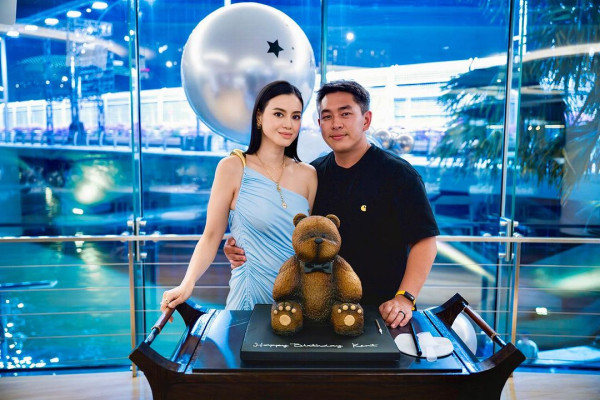 百億名媛與老公外遊慶結婚十周年 獲專人接機 行李箱裝爆一車 