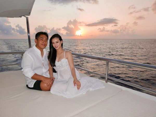 賭王前新抱坐私人飛機睇極光 去芬蘭帶14箱行李裝爆兩車