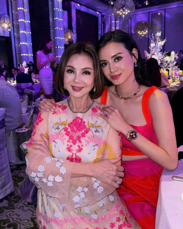 賭王前新抱坐私人飛機睇極光 去芬蘭帶14箱行李裝爆兩車