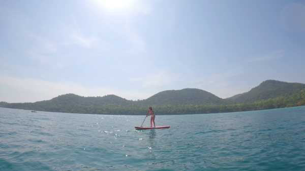 怪宿宿|TVB小花三點式泳衣福利逐格睇!豪住遊艇酒店︰港姐感覺返晒嚟