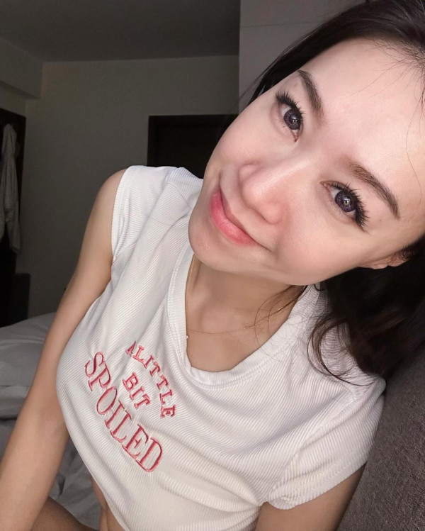 黃心妙夏日遊布吉曬火辣泳照 銀色戰衣上陣挑戰性感尺度 