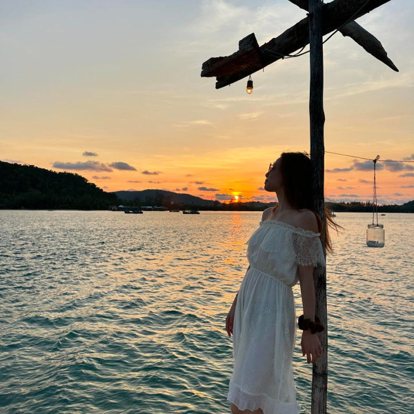 40歲鄧麗欣遊西藏曬零妝自拍照 網友讚「女人天花板」:素顏仲靚過化妝