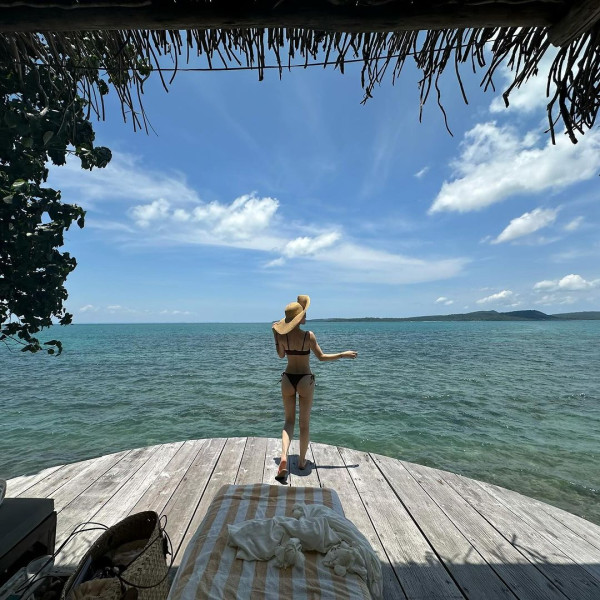 40歲鄧麗欣遊西藏曬零妝自拍照 網友讚「女人天花板」:素顏仲靚過化妝