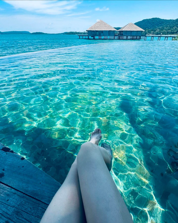 40歲鄧麗欣遊西藏曬零妝自拍照 網友讚「女人天花板」:素顏仲靚過化妝