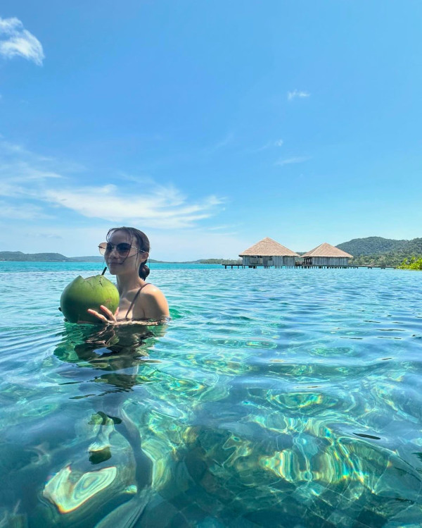 40歲鄧麗欣遊西藏曬零妝自拍照 網友讚「女人天花板」:素顏仲靚過化妝