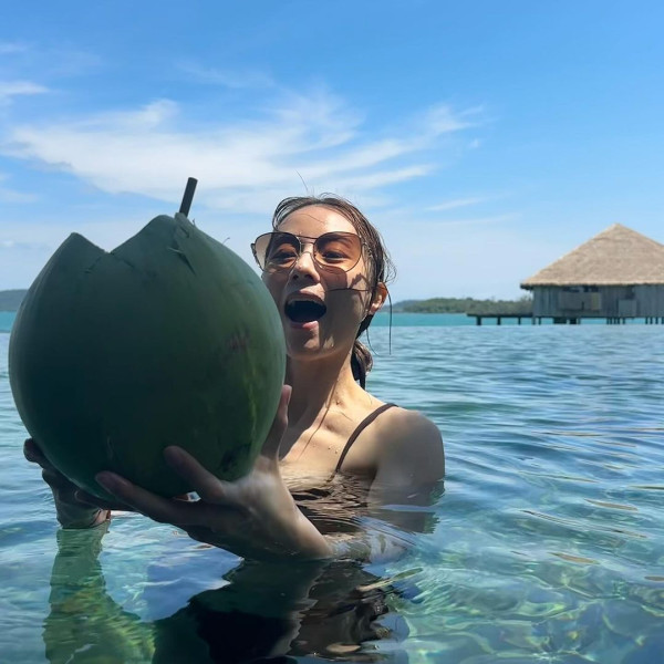 40歲鄧麗欣遊西藏曬零妝自拍照 網友讚「女人天花板」:素顏仲靚過化妝