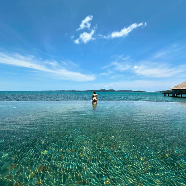 40歲鄧麗欣遊西藏曬零妝自拍照 網友讚「女人天花板」:素顏仲靚過化妝