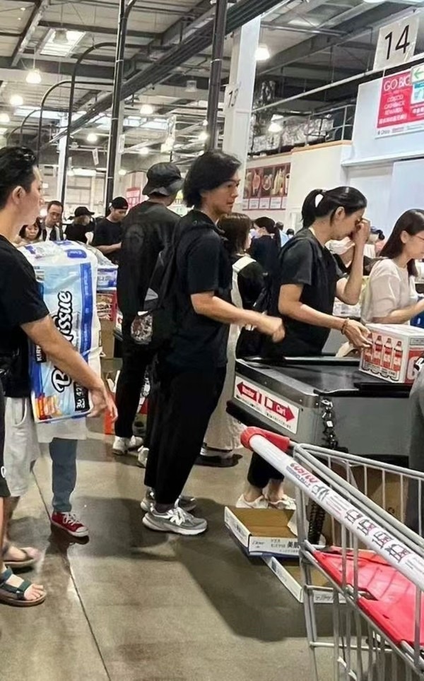 鄭伊健夫妻東京行Dior被捕獲 蒙嘉慧真實狀態曝光獲讚有氣質 