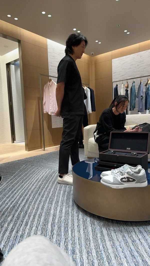 鄭伊健夫妻東京行Dior被捕獲 蒙嘉慧真實狀態曝光獲讚有氣質 