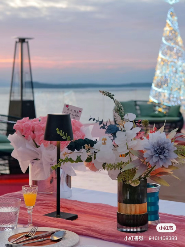 深圳南澳懸崖海景餐廳「苫也 Sanyea」 絕美日落靚景/水池圓形卡座/打卡旋轉樓梯