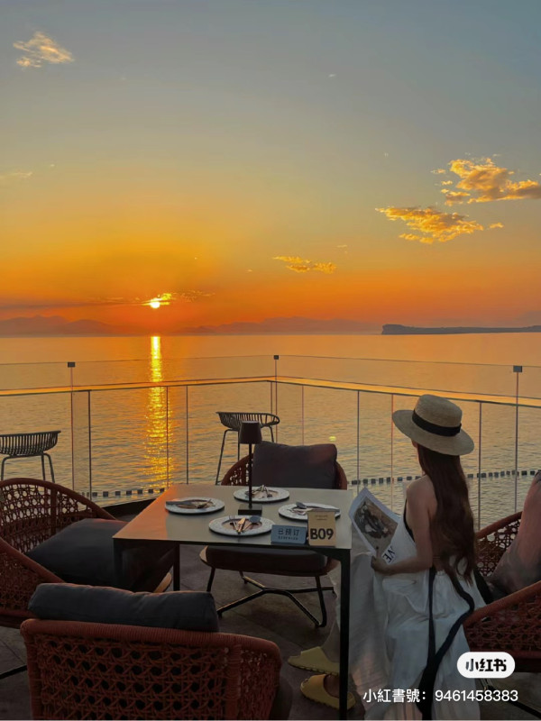 深圳南澳懸崖海景餐廳「苫也 Sanyea」 絕美日落靚景/水池圓形卡座/打卡旋轉樓梯