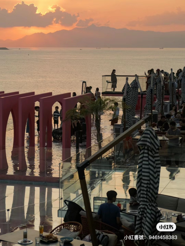 深圳南澳懸崖海景餐廳「苫也 Sanyea」 絕美日落靚景/水池圓形卡座/打卡旋轉樓梯