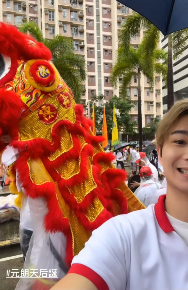 楊證樺帶囝囝參與天后誕巡遊 無懼冒雨舞龍珠：兩兄弟好享受