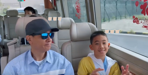 陳小春攜妻兒搭私人飛機飛澳門 Jasper答唔出一問題 應采兒：好丟臉 