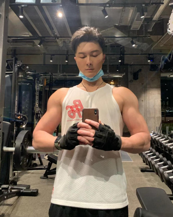 向佐繼續發展女裝經濟 帶貨賣出過千萬 網民：求老婆心理陰影面積 