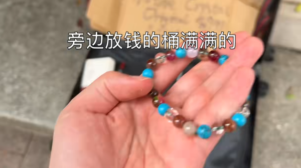 內地客香港擺地攤賣水晶鏈！1個鐘勁賺$3000 揚言要賺夠$100萬