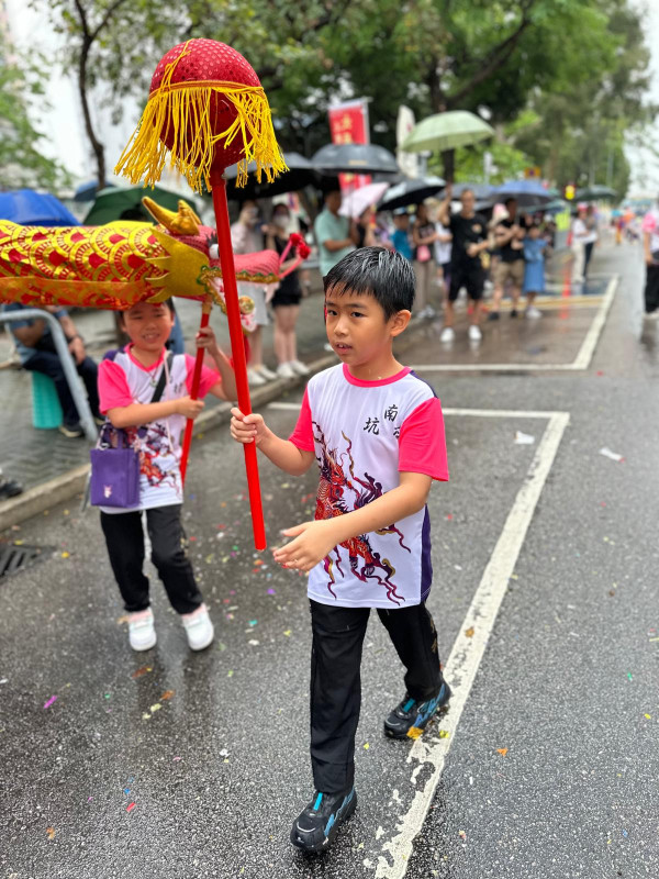 楊證樺帶囝囝參與天后誕巡遊 無懼冒雨舞龍珠：兩兄弟好享受