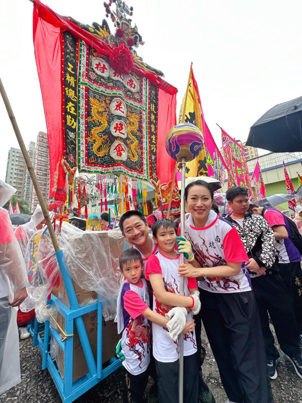 楊證樺帶囝囝參與天后誕巡遊 無懼冒雨舞龍珠：兩兄弟好享受