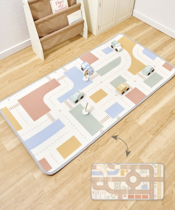 19. 雙面兒童遊戲墊，印有遊戲路線圖案，讓兒童坐在地上的同時也能玩遊戲。