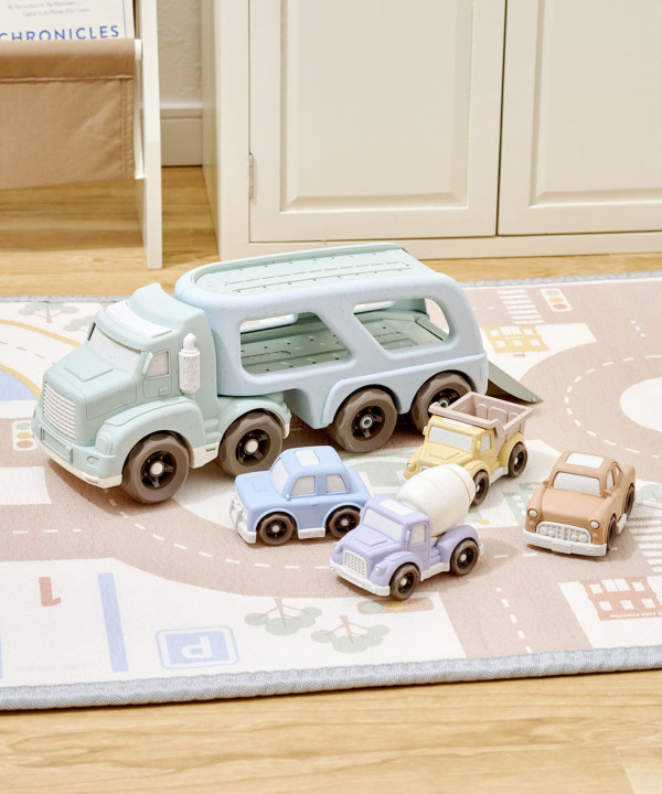 15. 兒童玩具車架套裝包含多輛迷你玩具車，性價比高。