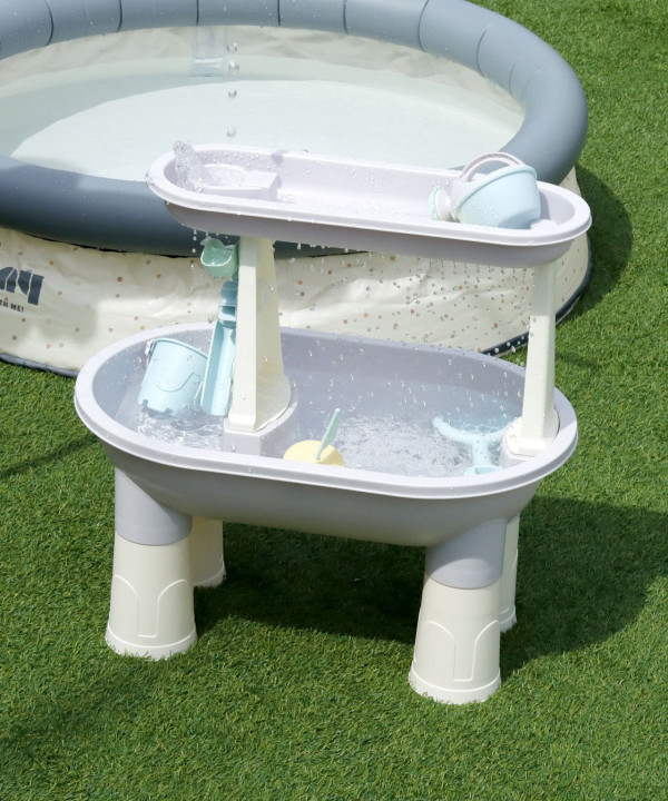 3. 天氣炎熱，是玩水的季節。這款兒童戲水器容易安裝，兩層結構，水從上層流到下層，像小型瀑布。