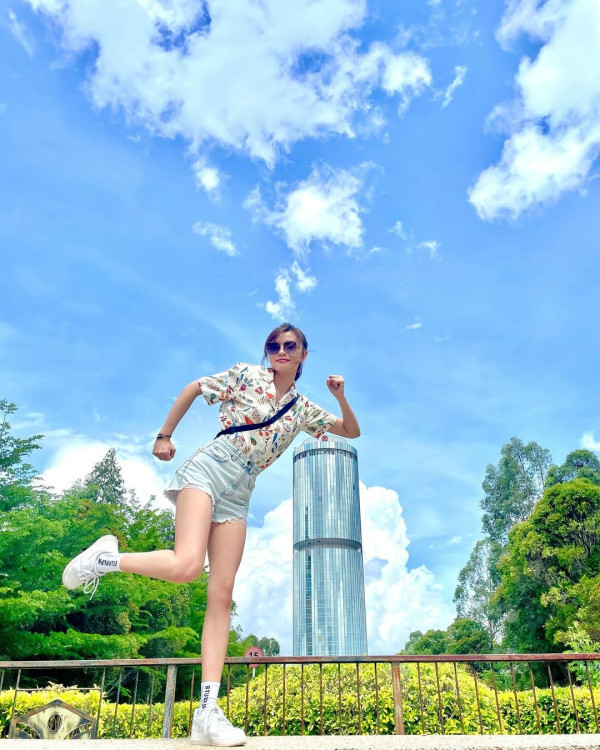 聲夢小花遊亞庇享受陽光與海灘 玩ATV越野車自動「補妝」成臉灰 