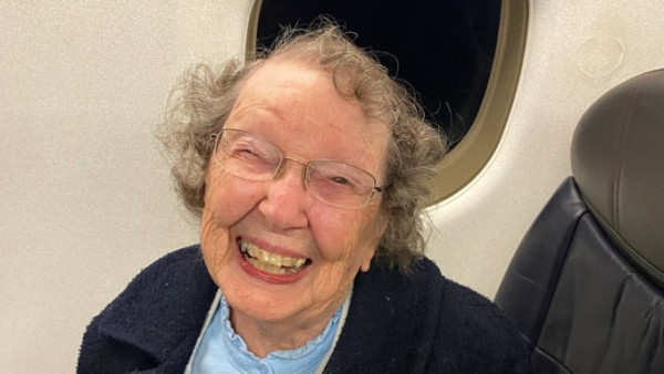 101歲人瑞搭飛機常被誤當「女嬰」 航空公司一原因擺出大烏龍 