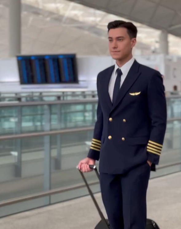TVB小生再扮機長拍廣告有型有款 曾被讚有潛質做機師：撈唔掂演員會試 