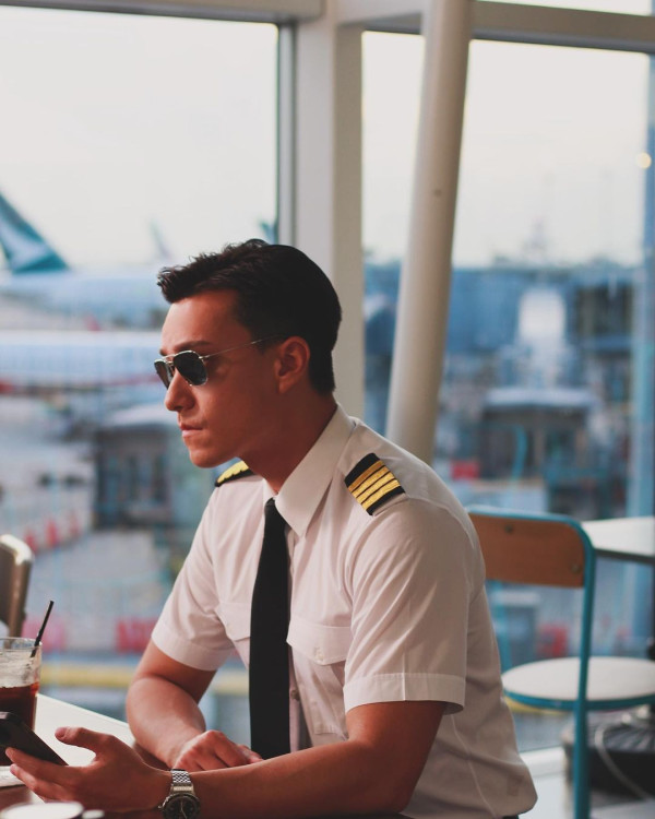 TVB小生再扮機長拍廣告有型有款 曾被讚有潛質做機師：撈唔掂演員會試 