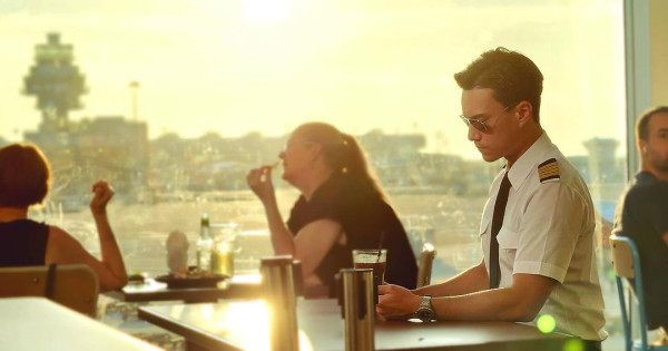 TVB小生再扮機長拍廣告有型有款 曾被讚有潛質做機師：撈唔掂演員會試 