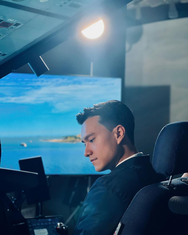 TVB小生再扮機長拍廣告有型有款 曾被讚有潛質做機師：撈唔掂演員會試 