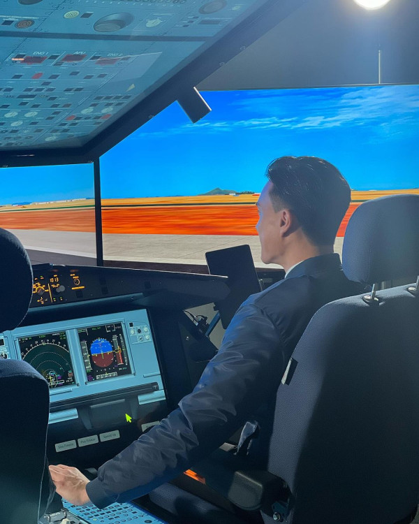 TVB小生再扮機長拍廣告有型有款 曾被讚有潛質做機師：撈唔掂演員會試 