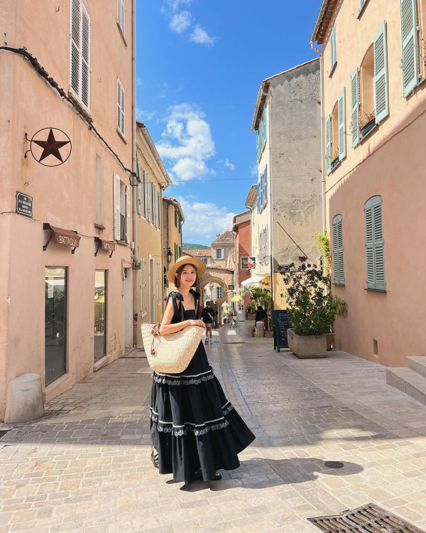 倪晨曦佗B遊法國自爆重咗○○KG「最美孕婦」第三胎下月出世 