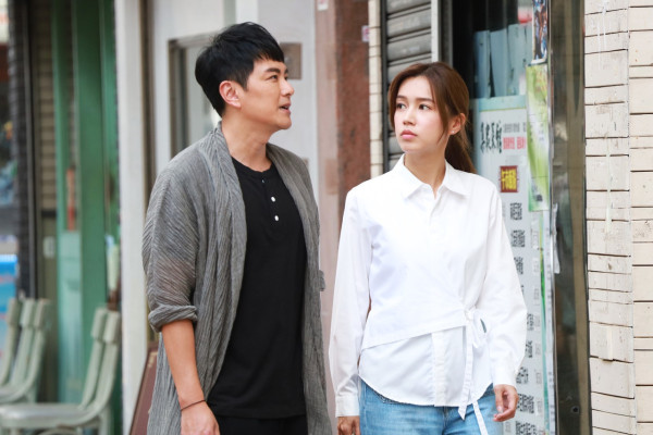 傅嘉莉廈門旅行 品嚐蟲蟲美食「土筍凍」面不改容 網民大讚：女漢子！ 