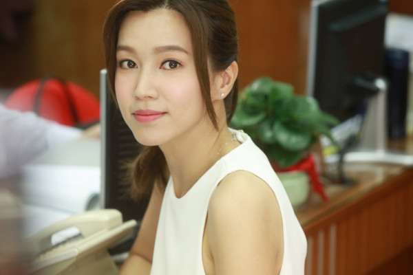 傅嘉莉廈門旅行 品嚐蟲蟲美食「土筍凍」面不改容 網民大讚：女漢子！ 