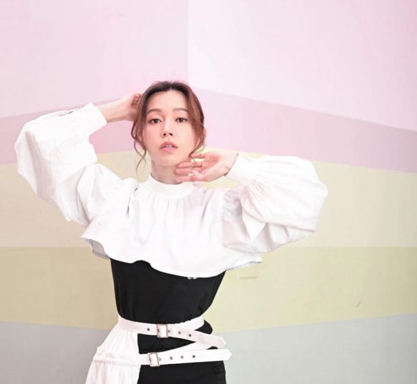 傅嘉莉廈門旅行 品嚐蟲蟲美食「土筍凍」面不改容 網民大讚：女漢子！ 