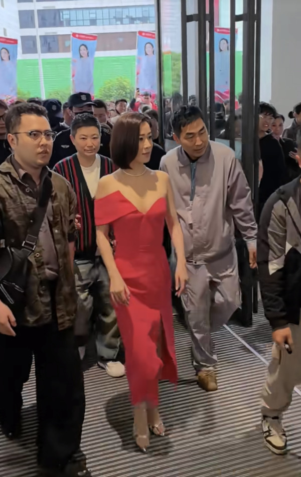 佘詩曼遊泰國罕曬比堅尼透視裝！49歲身材fit爆 網民激讚「世一美魔女」 