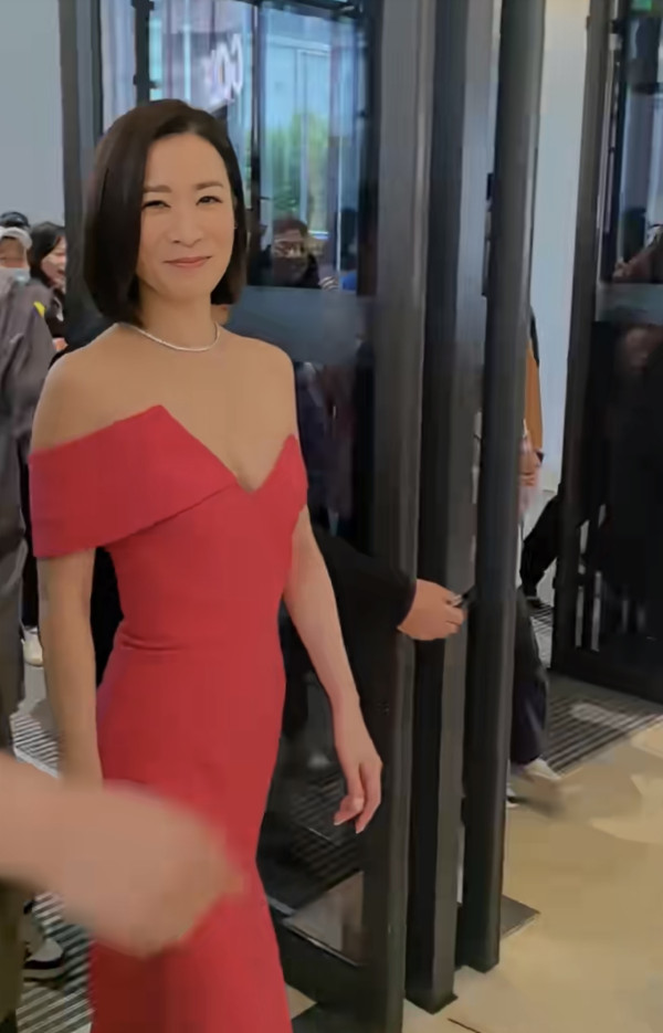 佘詩曼遊泰國罕曬比堅尼透視裝！49歲身材fit爆 網民激讚「世一美魔女」 