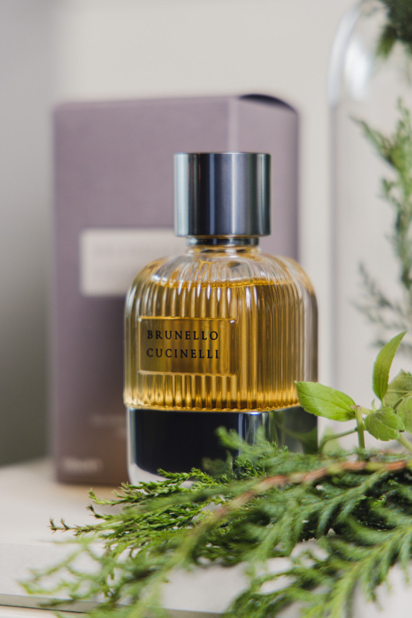 「Brunello Cucinelli pour Homme」 男士香水則深受法國調香大師 Olivier Cresp 的藝術所薰陶,融合了柏樹的精華,並與辛辣的杜松和其他精緻成分(如當歸、黑胡椒、鼠尾草和生薑)和諧地結合在一起。
